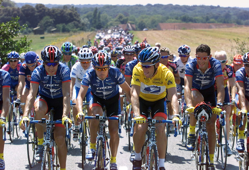 Lance Armstrong w peletonie podczas TdF 2001