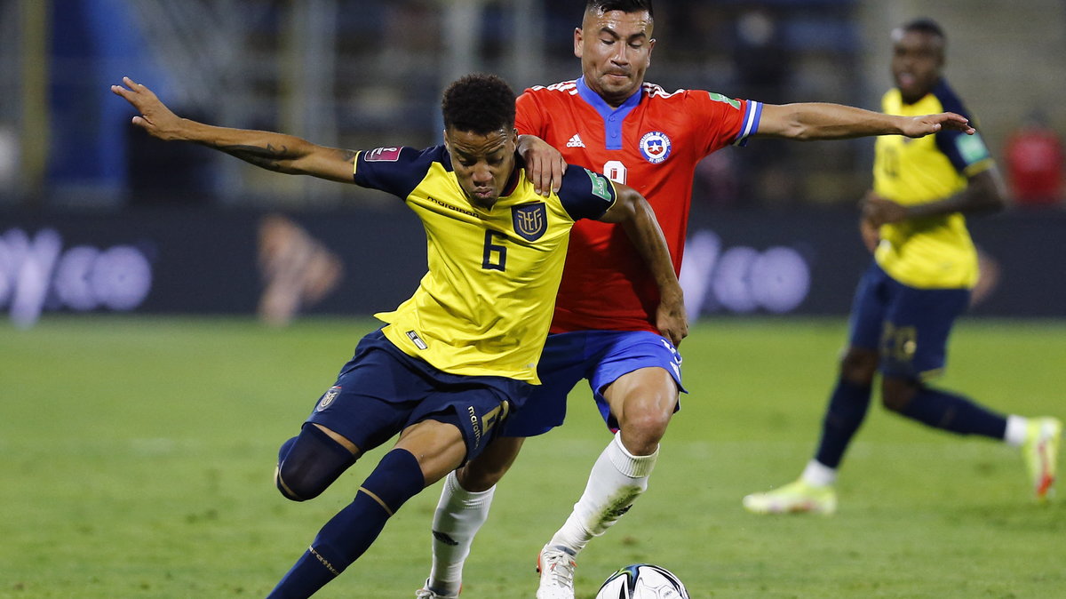 Mecz Ekwador - Chile. Z lewej Byron Castillo