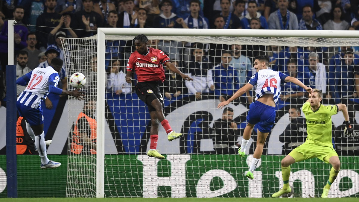 Zaidu Sanusi (Porto) strzela gola w meczu z Bayerem