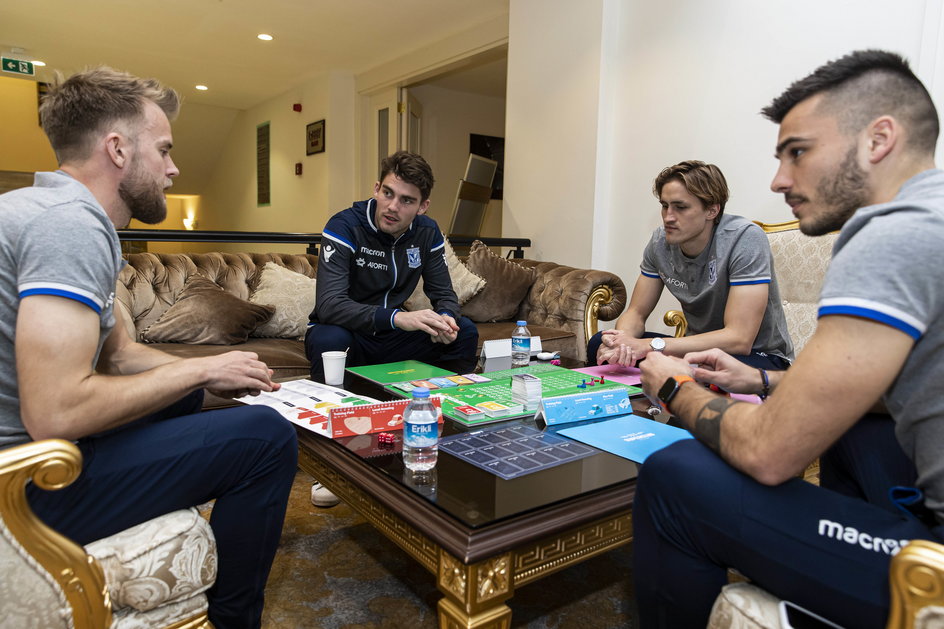 Piłkarze Lecha w roli planszowych piłkarskich menedżerów. Od lewej: Christian Gytkjaer, Mickey van der Hart, Thomas Rogne i Karlo Muhar.