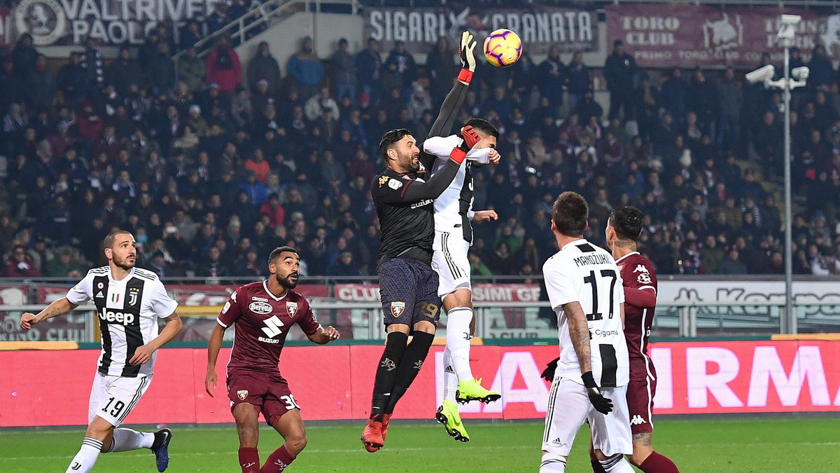 Salvatore Sirigu (Torino FC) oraz Leonardo Bonucci i Mario Mandzukić (Juventus Turyn)