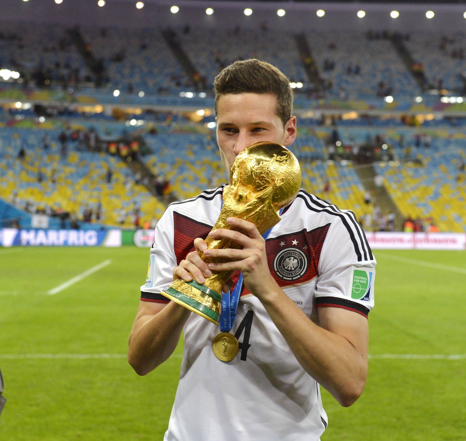 Julian Draxler z pucharem mistrzostw świata (Brazylia, 2014)