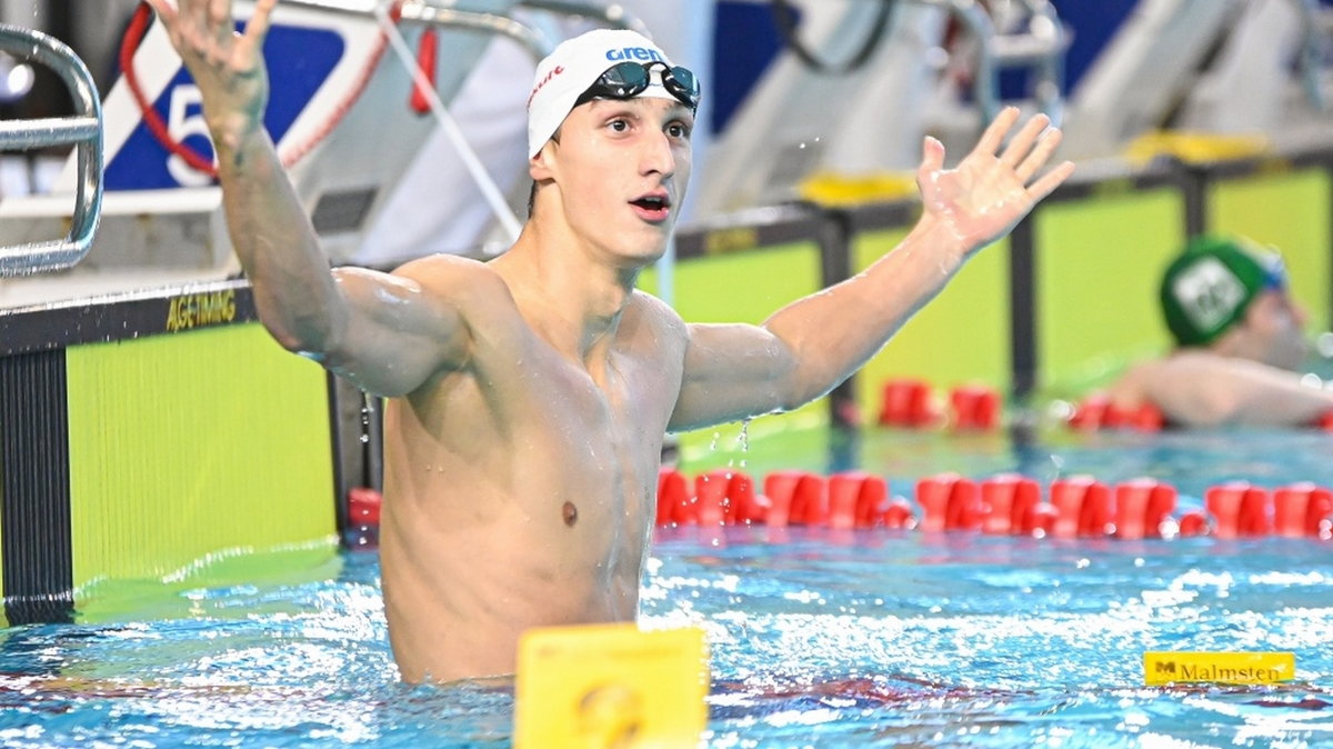 W taki sposób Ksawery Masiuk celebrował triumf na 100 m grzbietem podczas zawodów GP w Lublinie.