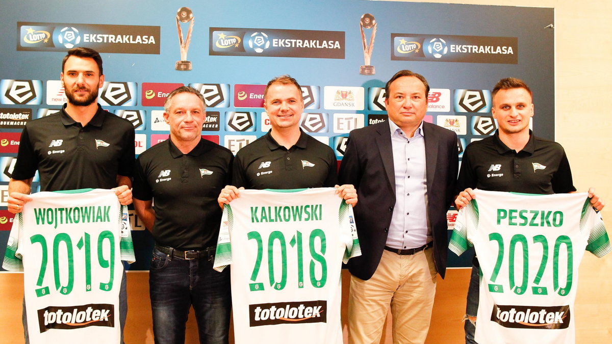 Pilka nozna. Ekstraklasa. Lechia Gdansk. Trener i pilkarze z nowymi kontraktami. 17.11.2016