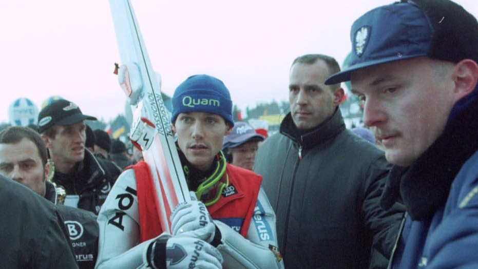 Sven Hannawald w otoczeniu ochroniarzy na skoczni w Zakopanem w 2002 r.