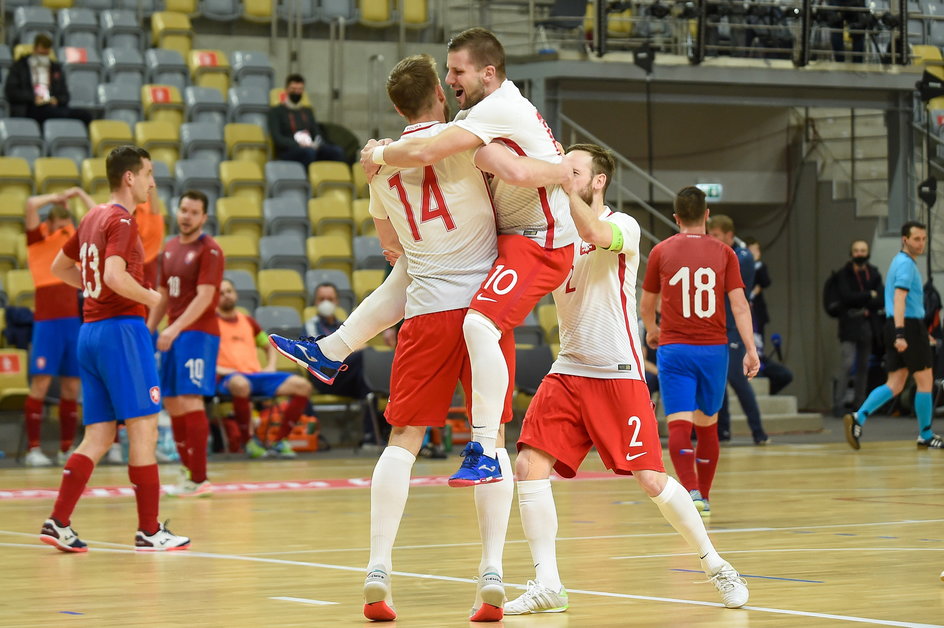 Sebastian Leszczak odbiera gratulacje od kolegów po wygranej 8:5 z Czechami na zakończenie eliminacji ME. Lider kadry strzelił cztery gole