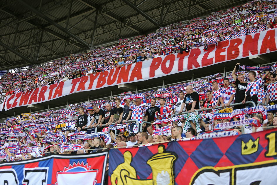 Kibice Górnika na stadionie.