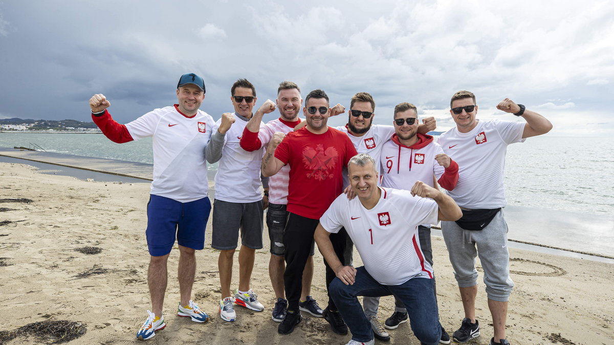 Kibice reprezentacji Polski nad brzegiem Adriatyku. Grzegorz Popowski na pierwszym planie.