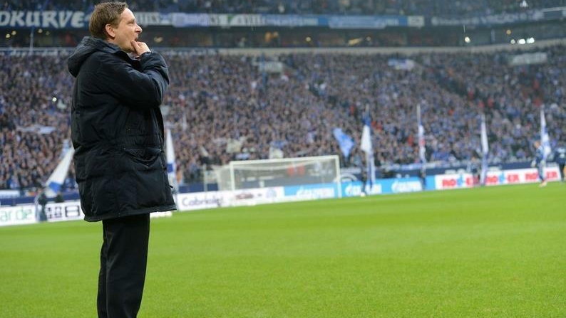 Horst Heldt podczas meczu Schalke - Borussia Dortmund