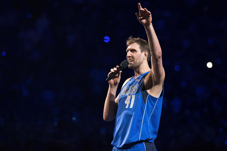 Dirk Nowitzki podczas przemówienia na parkiecie hali w Dallas