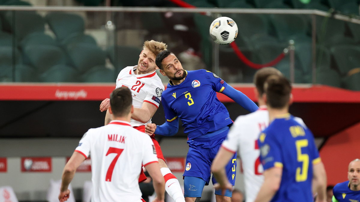 Marc Vales (w granatowym stroju) grał już w marcu przeciw Polsce, gdy Andora przegrała 0:3.