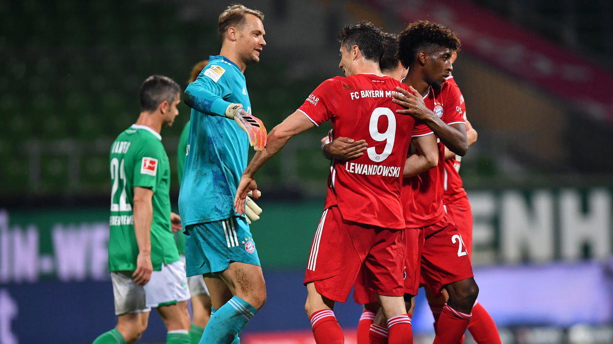 Robert Lewandowski i najlepszy zawodnik Bayernu Manuel Neuer (z lewej)