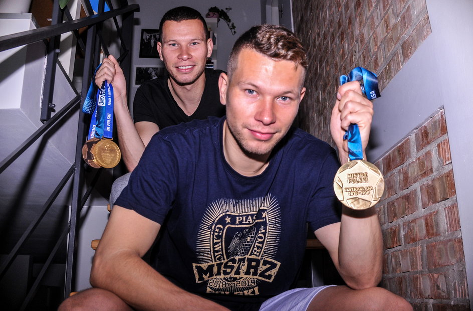 Michał i Mateusz Makowie z trofeami 2019 roku. A długo zanosiło się, że skończą sezon na odwrotnych miejscach.