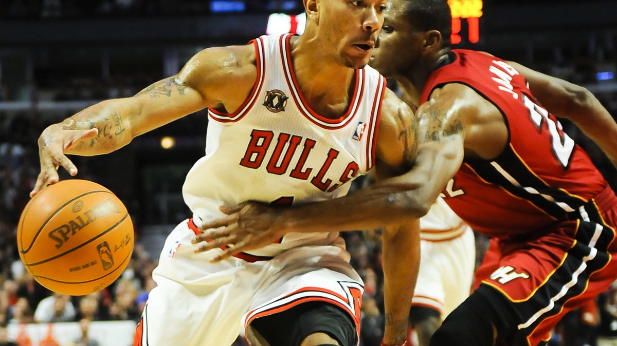 Derrick Rose (L)