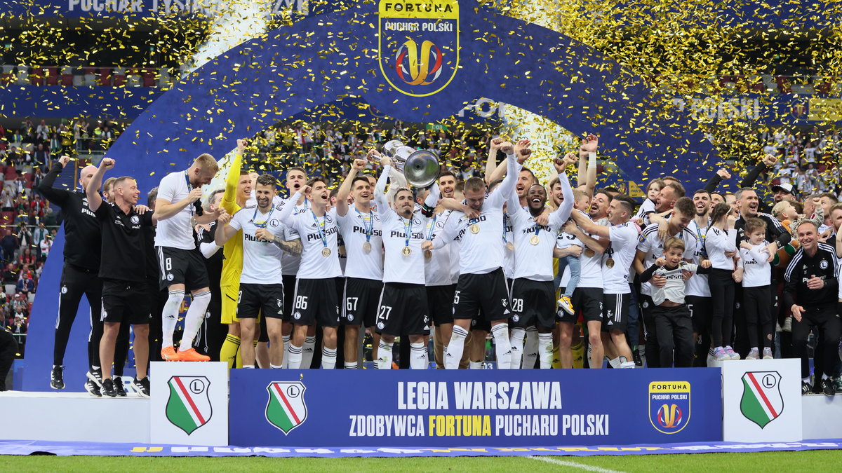Piłkarze Legii Warszawa z trofeum