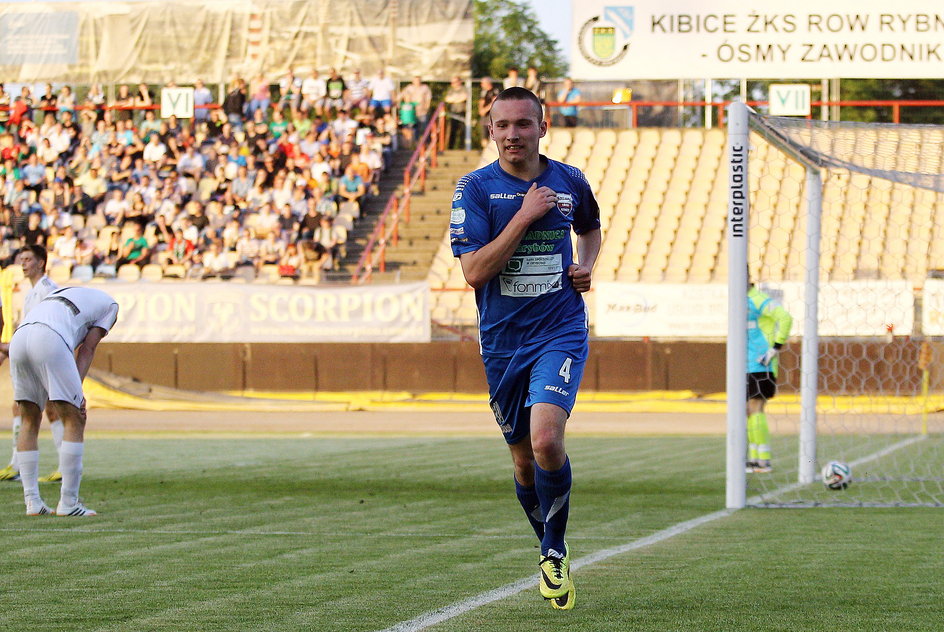 W sezonie 2013/2014 na boisku Kolejarz utrzymał się w I lidze. Bartłomiej Smuczyński zapewnił im wygraną 1:0 na wyjeździe z ROW-em Rybnik