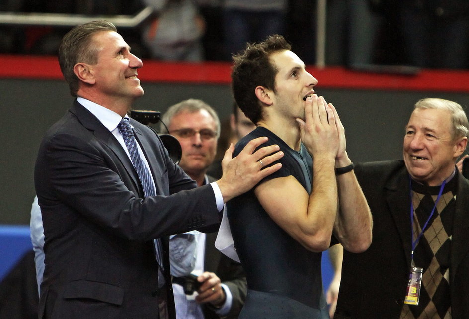 Serhij Bubka gratuluje Renaudowi Lavillenie pobicia swojego rekordu (15.02.2014)