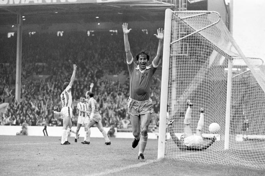 Kazimierz Deyna cieszy się z bramki przeciwko Stoke City (1980 r.)