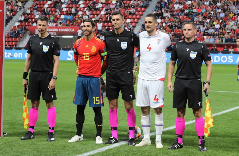 Kamil Wójcik (z lewej, obok Sergio Ramosa)