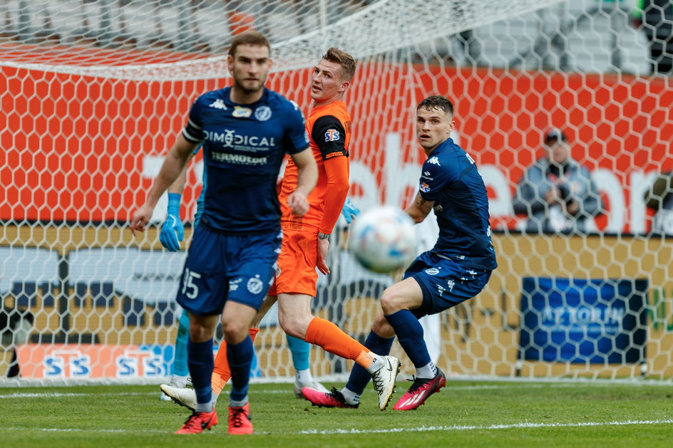 Obrońcy Widzewa, Patryk Stępiński i Serafin Szota, podczas spotkania wyjazdowego z Zagłębiem Lubin (0:2)