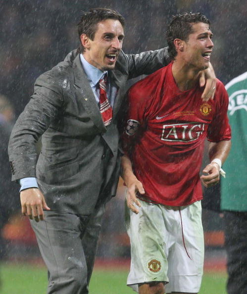 Gary Neville i Cristiano Ronaldo po zwycięstwie Manchesteru United w finale Ligi Mistrzów w 2008 r.