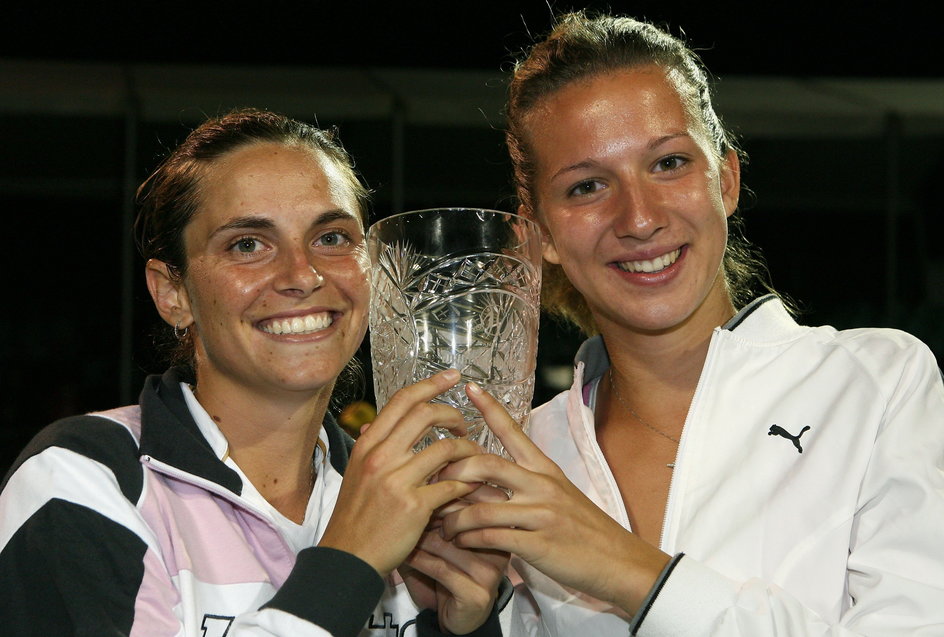 Roberta Vinci i Marta Domachowska świętują wygraną w turnieju deblowym w Canberrze (2006 r.)