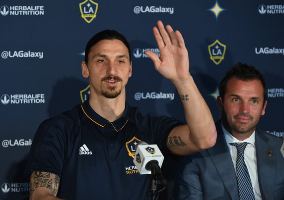 Ibrahimovic powtarza, że nie pojechał do USA "odcinać kuponów". Planował wyjazd za ocean od dawna, a jego forma jest nadal wysoka. – Czuję się jak Benjamin Button, urodziłem się stary, a umrę młodo, od dawna czuję się coraz lepiej. Przychodzę tu, by wygrywać, wziąłem ze sobą rodzinę. Jestem gotów poznać moich kolegów i trenera. Lew jest głodny – zapowiedział na konferencji prasowej.