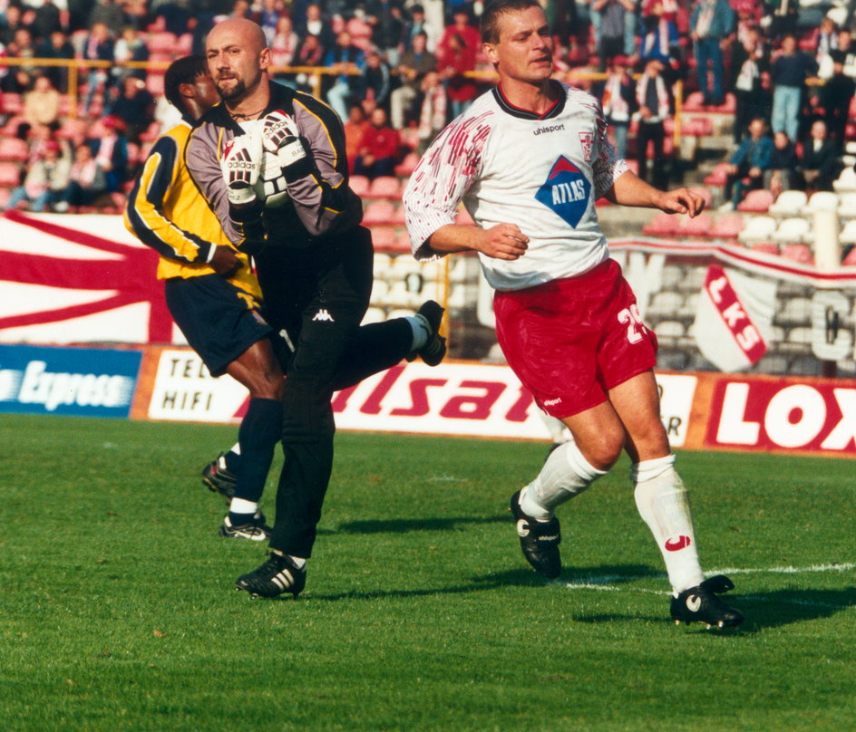 Fabien Barthez i Tomasz Cebula w meczu ŁKS - AS Monaco w Pucharze UEFA (1998 r.)