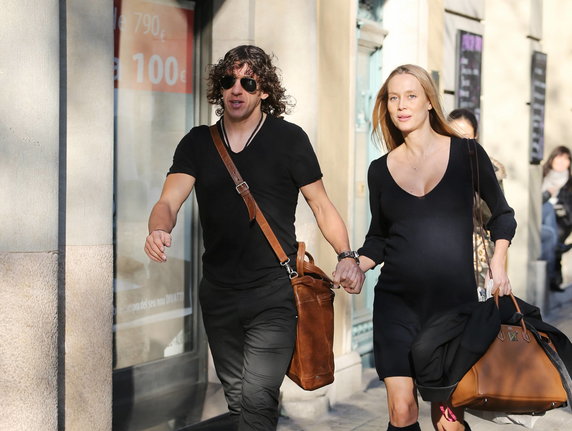 Carles Puyol i jego ciężarna dziewczyna na zakupach