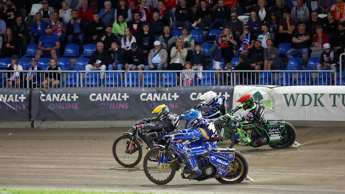 Bartosz Zmarzlik (kask niebieski) w poniedziałek w Łodzi został IMP