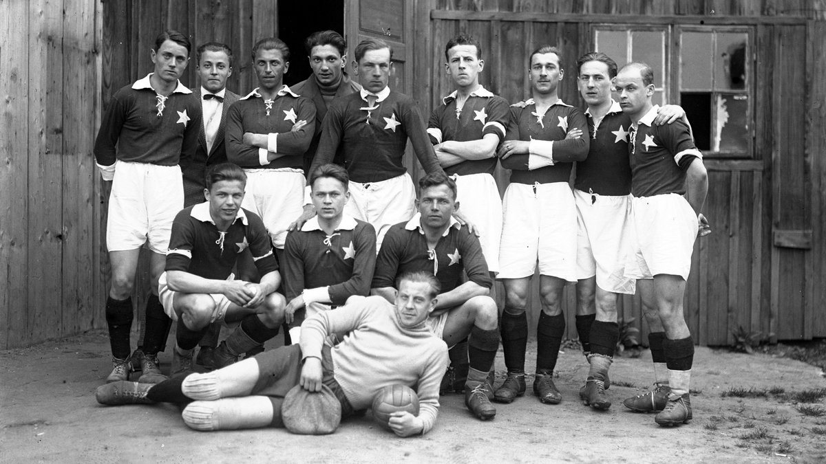 Wisła Kraków - pierwszy mistrz ligi. W 1927 roku zespół spod znaku Białej Gwiazdy wyprzedził nielubiany niemiecki 1. FC Katowice.