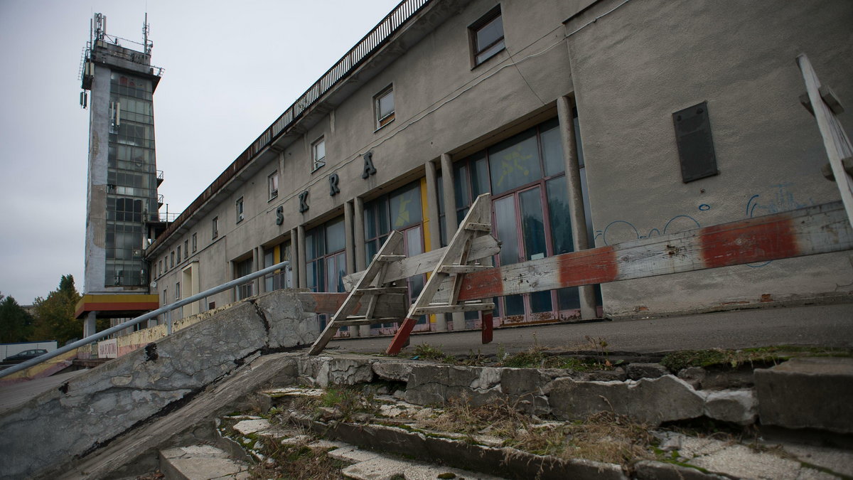 Stadion Skry popada w ruinę