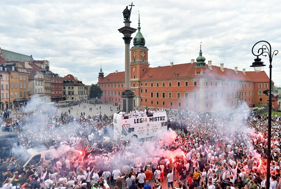 18521157 - PIŁKA NOŻNA EKSTRAKLASA DEKORACJA LEGII WARSZAWA (Feta na Placu Zamkowym)