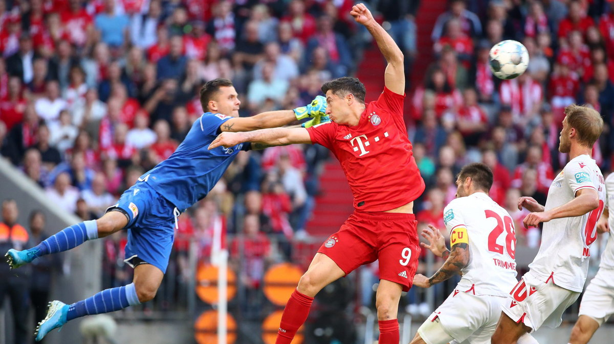 Rafał Gikiewicz (Union Berlin) i Robert Lewandowski (Bayern Monachium)