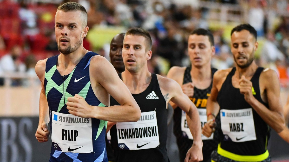 Marcin Lewandowski (drugi z lewej) w Monako poprawił własny rekord Polski na 1500 m