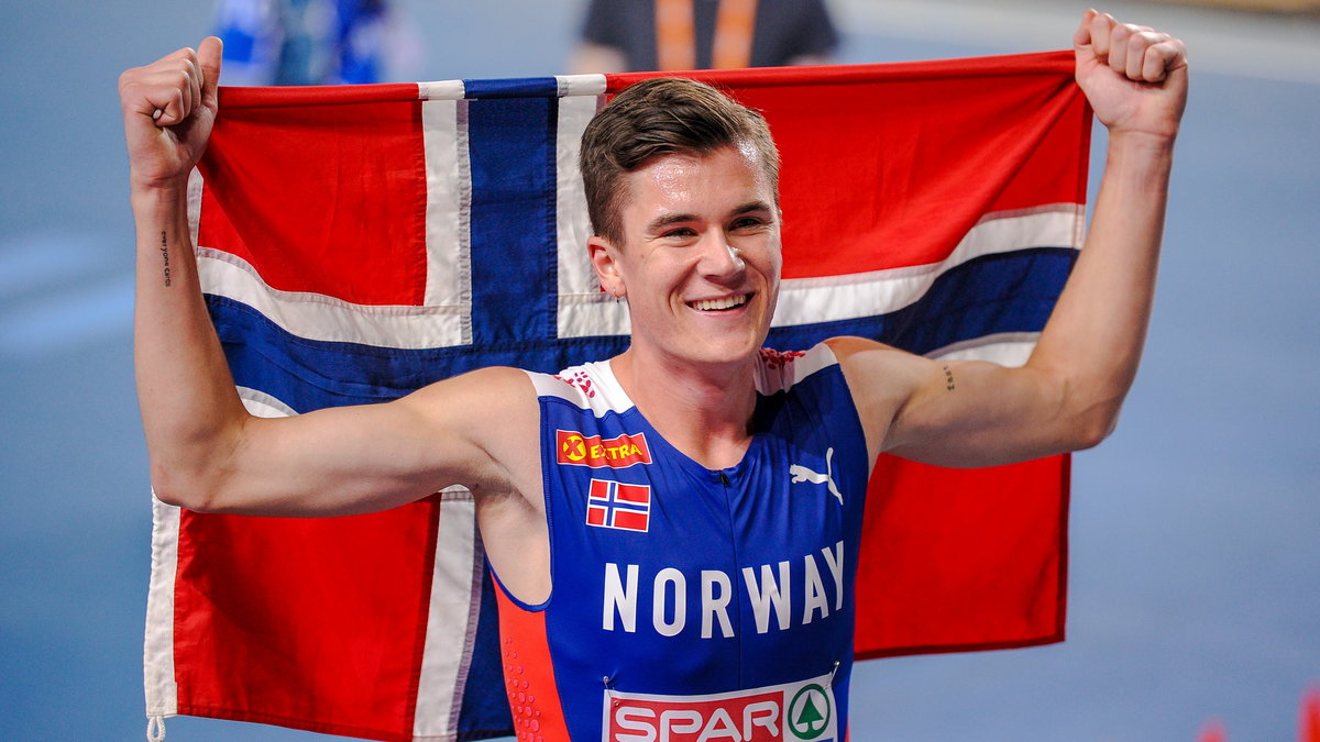 20-letni Jakob Ingebrigtsen celebruje w Toruniu zdobycie jednego ze swoich dwóch złotych medali.