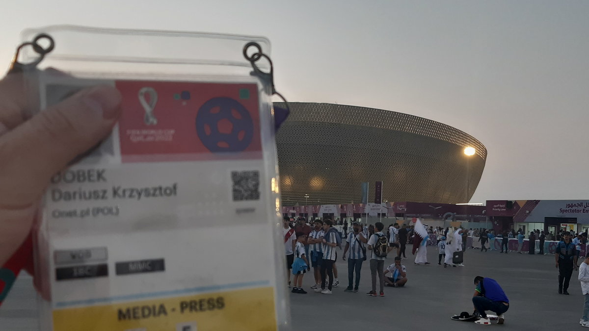 Moja akredytacja na tle Lusail Iconic Stadium, arenie meczu finałowego