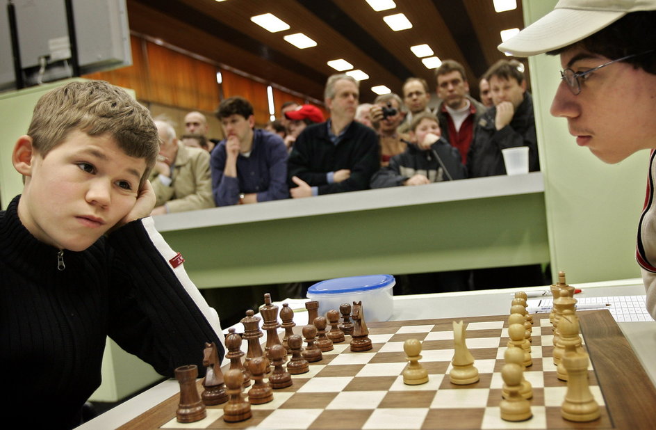 Alejandro Ramirez (po prawej) w starciu z Magnusem Carlsenem w 2005 r.