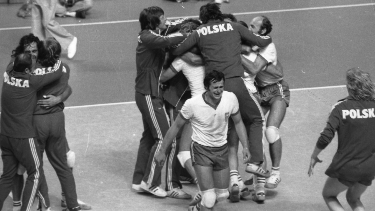 Polscy siatkarze świętujący złoty medal igrzysk olimpijskich w Montrealu w 1976 r.