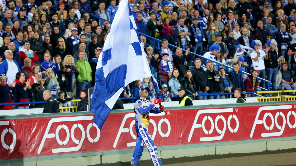 Jeszcze w 2019 roku trybuny stadionu w Lesznie były wypełnione po brzegi