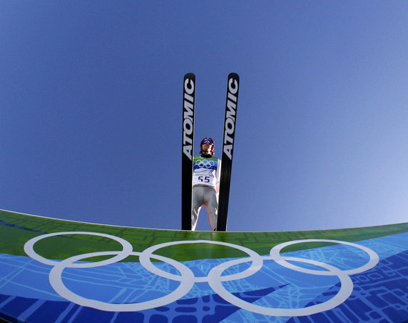 2010-02-19T194043Z_01_OLYSN152_RTRIDSP_3_OLYMPICS-SKI-JUMPING.jpg