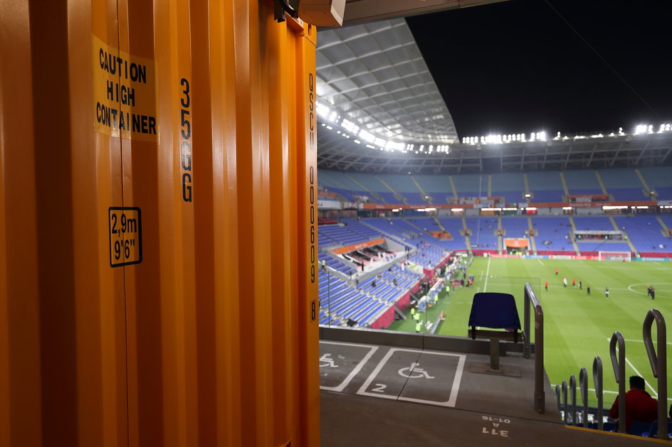 Stadion 974 został zbudowany m.in. ze starych kontenerów transportowych