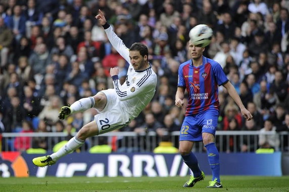 Gonzalo Higuain strzela gola w meczu Real Madryt - Levante 