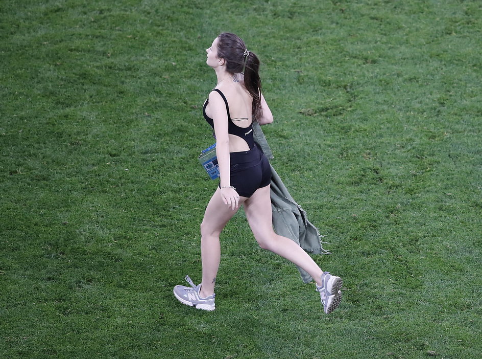Kobieta wbiegła na murawę podczas meczu Belgia - Finlandia
