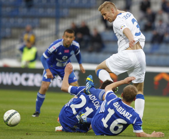 PIŁKA NOŻNA LIGA POLSKA RUCH CHORZÓW ZAWISZA BYDGOSZCZ ( Maciej Sadlok Bartłomiej Babiarz Igor Lewczuk )