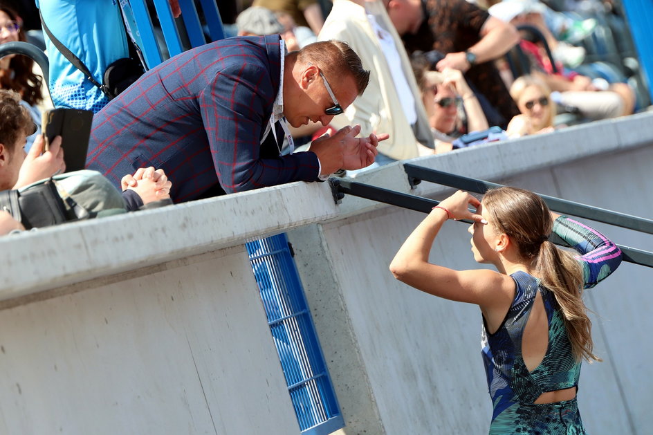 Tomasz Saska w rozmowie ze swoją podopieczną Nikolą Horowską podczas 1. Memoriału Zygmunta Walczaka w Gorzowie 