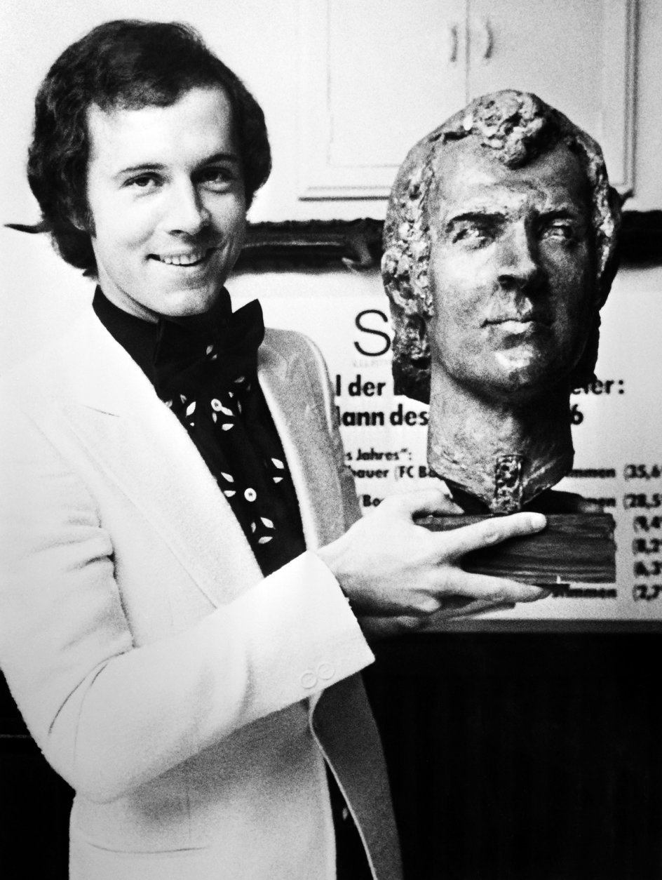 Franz Beckenbauer z rzeźbą, którą otrzymał po wygraniu Złotej Piłki