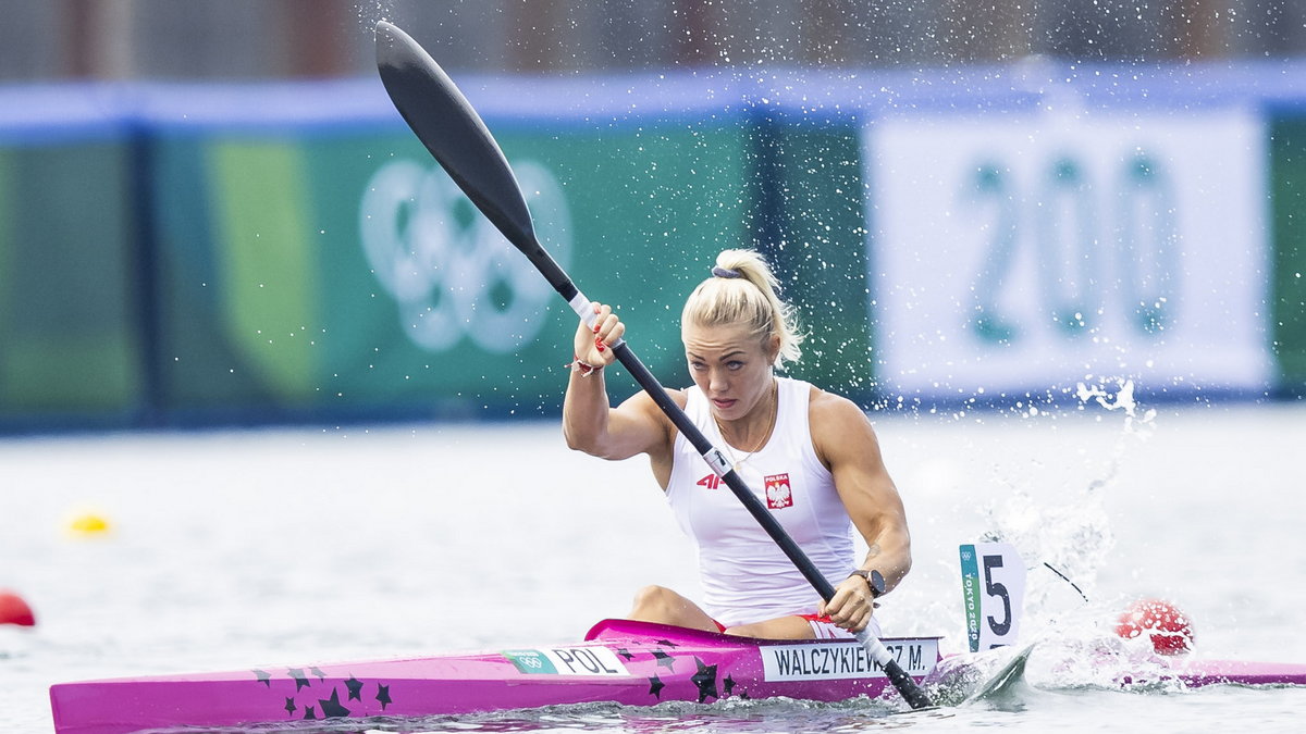 Marta Walczykiewicz w różowym kajaku w gwiazdki