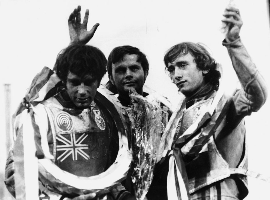 Medaliści IMŚ 1973. Od lewej: Ivan Mauger, Jerzy Szczakiel, Zenon Plech