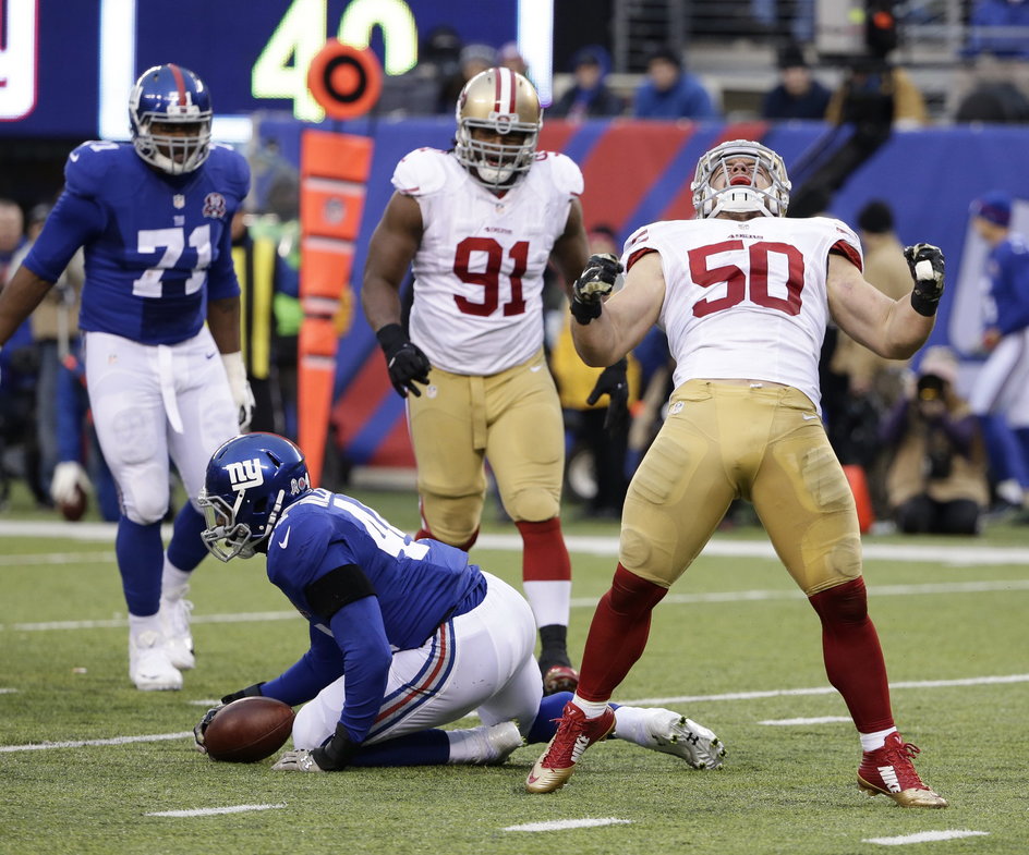 Chris Borland (nr 50) w wieku 24 lat zrezygnował z NFL i związanych z tym zarobków, żeby nie narażać zdrowia. – Trzech na dziesięciu byłych futbolistów kończy karierę z uszkodzonym mózgiem. Mnie nie chce się już nawet tego oglądać – powiedział.